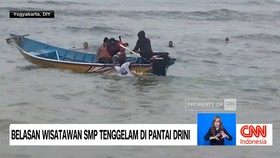 VIDEO: Belasan Wisatawan SMP Tenggelam di Pantai Drini