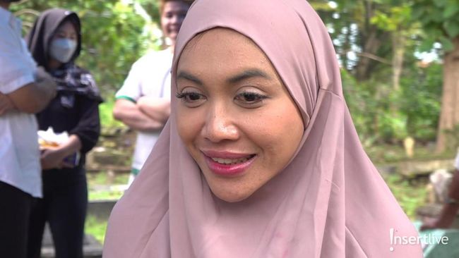 Emilia Contessa Dimakamkan di Banyuwangi, Denada Kenang Kedekatan dengan Ibunda