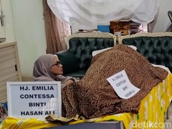 Air Mata Denada Antar Emilia Contessa ke Peristirahatan Terakhir