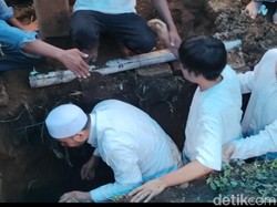 Emilia Contessa Dimakamkan di Banyuwangi Diantar 2 Putranya