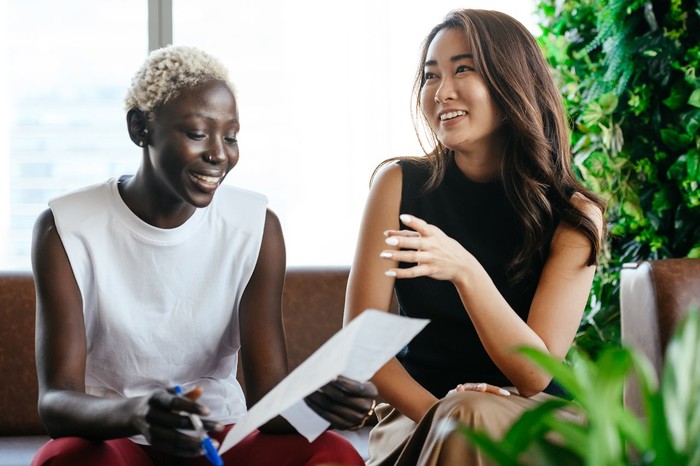 Ikustrasi saat berbicara dengan teman/Foto: pexels.com/alexander-suhorucov