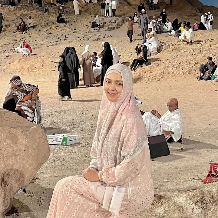 <p>Ibadah umrah kali ini berlangsung lancar. Ira merasa bahagia karena diberikan kemudahan selama menjalankan ibadah di Tanah Suci. Di tengah keramaian, perempuan 57 tahun ini bahkan merasa selalu aman karena selalu berpasrah diri kepada Sang Pencipta. (Foto: Instagram @irawbw)</p>