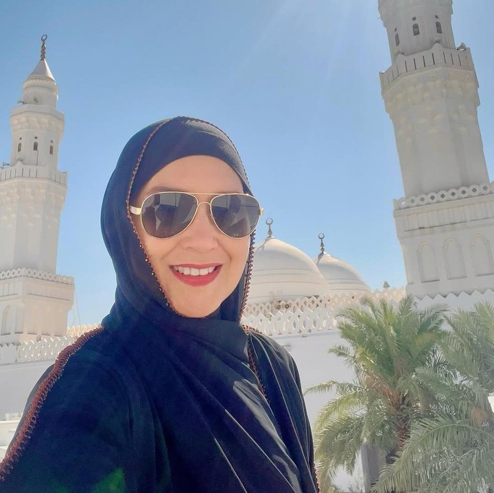 <p>Ira pergi umrah pada akhir tahun lalu, Bunda. Ia merasa sangat bersyukur bisa datang ke Mekkah dan Masjid Nabawi di Madinah selama menjalankan ibadah suci ini. "Terimakasih ya Allah, menjelang akhir tahun lalu, aku diberi kesempatan utk melakukan perjalanan yg sangat teristimewa ini," tulisnya. (Foto: Instagram @irawbw)</p>
