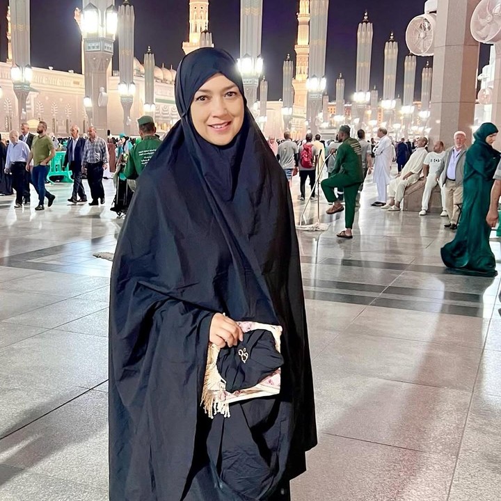 <p>Umrah yang dijalani Ira ini terasa begitu spesial lantaran ia juga menjalankan badal umrah untuk mendiang ayahnya. "Aku bersyukuuuuuuuur sekali, juga bisa melakukan badal umroh utk almarhum Papa...Sepanjang tawaf, aku merasa seperti menggandeng Papa.<em> I miss you sooo much</em>, Pa," ungkapnya. (Foto: Instagram @irawbw)</p>