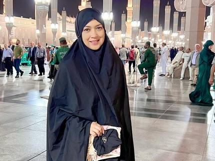 5 Potret Ira Wibowo Ibadah Umrah, Jalani Badal Umrah untuk Mendiang Ayahanda