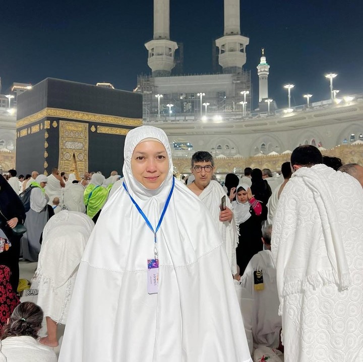 <p>Melalui unggahan di Instagram, Ira juga mem-posting fotonya saat mengenakan jilbab dan ihram. Tak lupa, Bunda dua anak ini berpose di depan Ka'bah setelah melakukan tawaf. Dalam foto yang diunggah, mata Ira terlihat sembap lantaran khusyuk menjalankan ibadah dan begitu bersyukur bisa melihat Ka'bah untuk pertama kalinya. (Foto: Instagram @irawbw)</p>