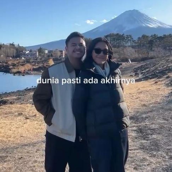 <p>Nadhif juga mem-<em>posting</em> video singkat tentang perjalanan romantisnya ke Jepang bersama sang kekasih, Bunda. Pria kelahiran Jakarta ini kembali menuliskan <em>caption</em> manis di hari spesialnya tersebut. "Hampir satu tahun lalu aku tau dia sendiri. akhirnya ku sapa di dm sambil ucapin selamat ulang tahun. tiba-tiba berat badanku naik. dari 78kg sampai 98kg. dari bercanda, harapku sampai selamanya. ternyata dia orangnya," ungkapnya. (Foto: Instagram @nadhifbasalamah)</p>