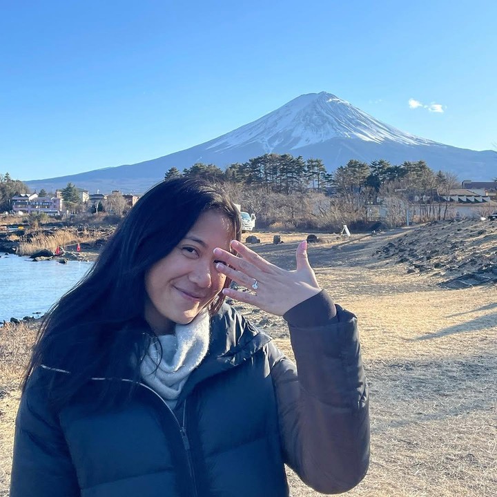 <p>Nadhif mengunggah momen spesial itu di akun Instagram miliknya. Pelantun lagu <em>Penjaga Hati</em> ini memamerkan cincin yang dikenakan di jari manis sang kekasih sebagai tanda lamarannya diterima, Bunda. (Foto: Instagram @nadhifbasalamah)</p>