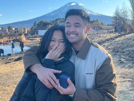 Romantis! 5 Potret Nadhif Basalamah Lamar Taska Amani Berlatar Gunung Fuji di Jepang