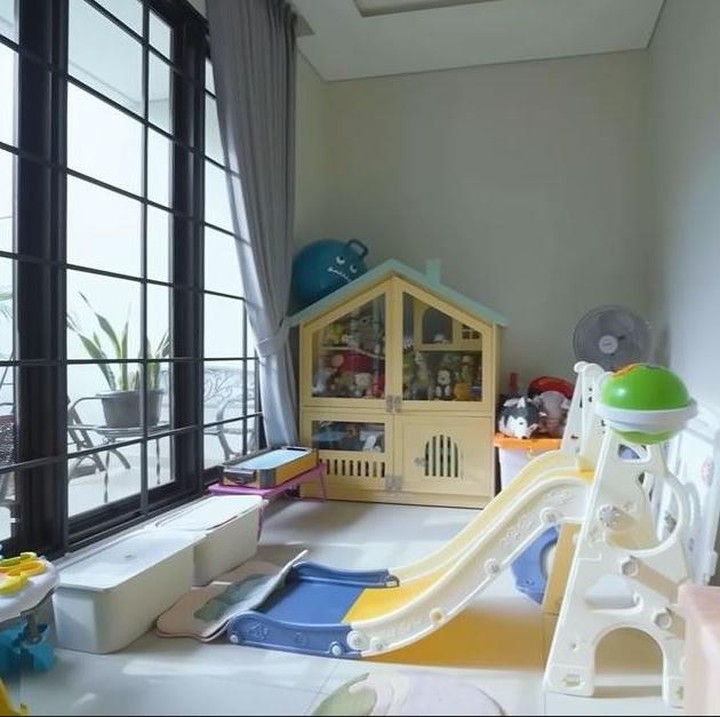 <p>Masuk ke dalam rumah, Bunda tak akan melihat kursi tamu melainkan ruang bermain. Area ruang tamu ini memang sengaja diubah menjadi ruang bermain oleh Apip dan Shadira untuk putra mereka yang berusia dua tahun. (Foto: YouTube AH)</p>