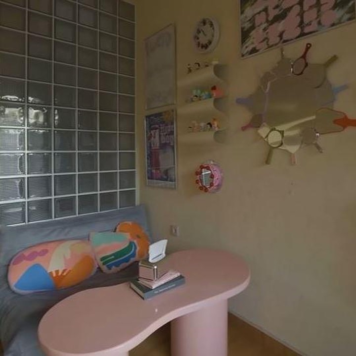 <p>Berbeda dengan sang suami, Shadira membuat ruangan khusus yang didominasi warna pastel kuning dengan beragam aksesoris DIY yang lucu dan cantik. Ruangan ini kerap digunakan olehnya untuk membuat konten sehari-hari. (Foto: YouTube AH)</p>