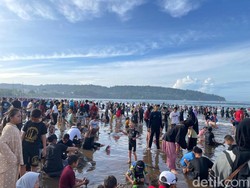Video: Ramainya Pantai Pangandaran di Masa Libur Panjang Isra Mikraj dan Imlek