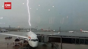 VIDEO: Momen Petir Sambar Ekor Pesawat British Airways di Brazil