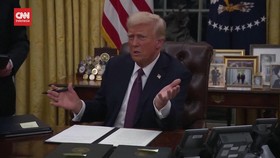 VIDEO: Trump 'Tugaskan' Oracle dan Sejumlah Investor Ambil Alih Tiktok