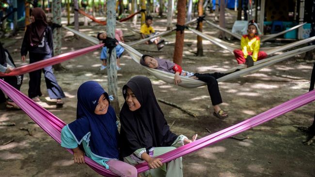 Dedi Mulyadi menyebut bahwa kebijakan larangan study tour karena membebani orangtua siswa, terutama yang berasal dari keluarga kurang mampu.