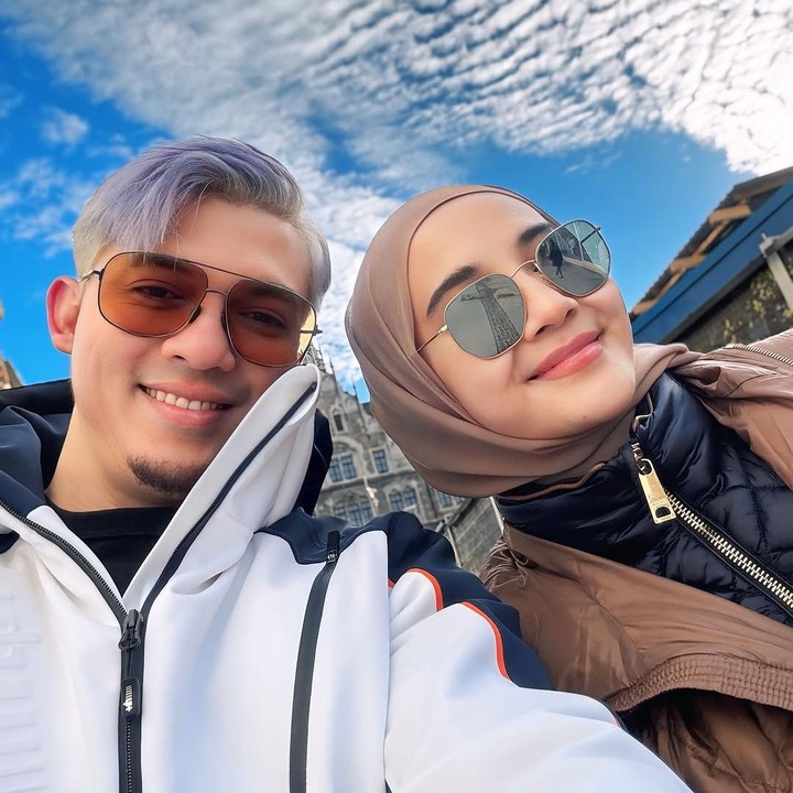 <p>Zaskia dan Irwansyah juga memamerkan foto saat menikmati pemandangan di jalanan Eropa. Pasangan yang baru ulang tahun pernikahan ke-14 ini kembali berpose romantis. (Foto: Instagram @irwansyah_15/ @zaskiasungkar15)</p>
