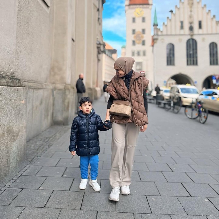 <p>Tak lupa, Zaskia membagikan momen bersama Ukkasya yang tampak mengenakan jaket tebal. Dalam unggahan ini, Zaskia menuliskan <em>caption</em> singkat untuk mengungkap rasa syukurnya. "<em>Alhamdulillahilladzi bi ni’matihi tatimush sholihaat</em>," tulisnya. (Foto: Instagram @irwansyah_15/ @zaskiasungkar15)</p>