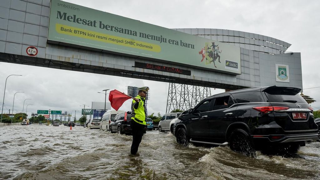 Lalu Lintas JORR Cengkareng Lumpuh Imbas Banjir, SPBU Tutup