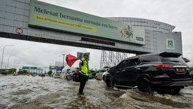 Lalu Lintas JORR Cengkareng Lumpuh Imbas Banjir, SPBU Tutup