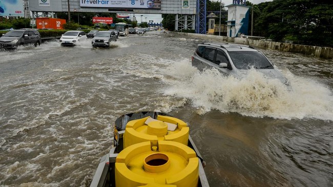 Penjabat Gubernur DKI Jakarta Teguh Setyabudi menyebut curah hujan nan terjadi melampaui kapabilitas saluran air hingga menyebabkan banjir.