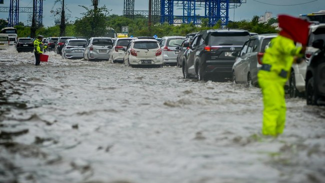 Air masih menggenang di lajur Tol Sedyatmo, tepatnya di KM 26 arah Bandara Soekarno-Hatta. Polisi melakukan rekayasa lalu lintas.