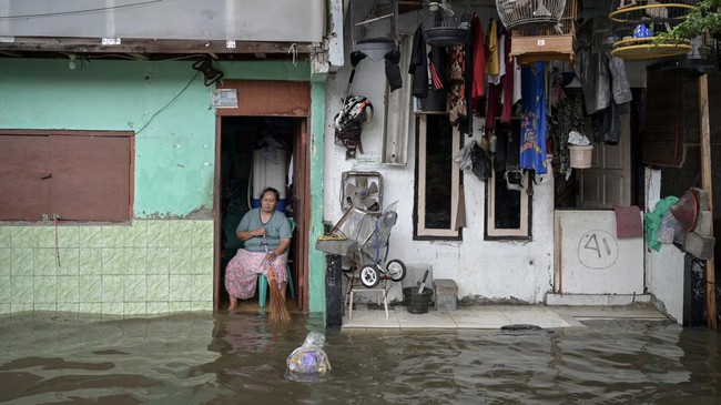 Kementerian Sosial (Kemensos) menyalurkan bantuan Rp578 juta untuk membantu korban banjir yang mengepung Jakarta.