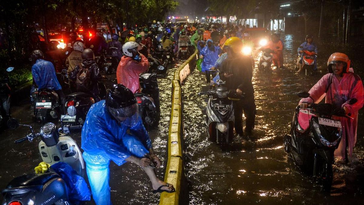 Wajah Ruas Jalan Jakarta Terendam Banjir Jelang Perayaan Imlek