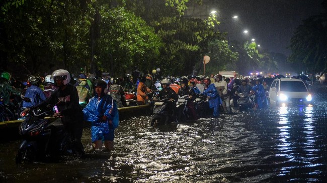 BPBD DKI Jakarta mengungkap banjir wilayah ibu kota diakibatkan hujan ekstrem dan sangat lebat nan membikin saluran tidak bisa menampung air nan turun.