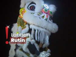 Intip Persiapan Penari Barongsai saat akan Tampil di Hari Raya Imlek