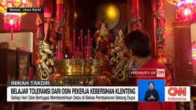 VIDEO: Belajar Toleransi dari Osin, Pekerja Kebersihan Klenteng