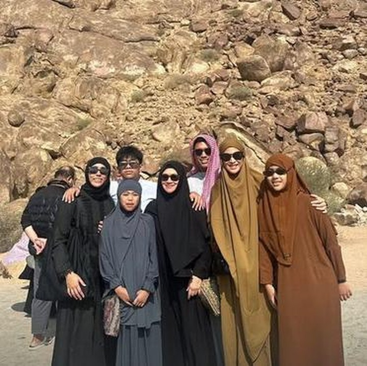 <p>Selama di Tanah Suci, Dian tampil cantik mengenakan hijab dan gamis. Banyak netizen yang salah fokus dengan aura menawan yang ia pancarkan. (Foto: Instagram: @therealdisastr)</p>