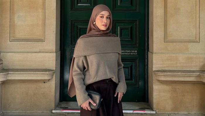 Get The Look: Tampil Classy dengan Off Shoulder Top ala Ana Octarina