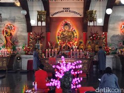 Melihat Khusyuknya Ibadah Imlek di Vihara Tanda Bhakti Bandung