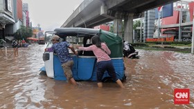 FOTO: Banjir Kepung Jakarta hingga Aksi Bersih Sampah Citarum