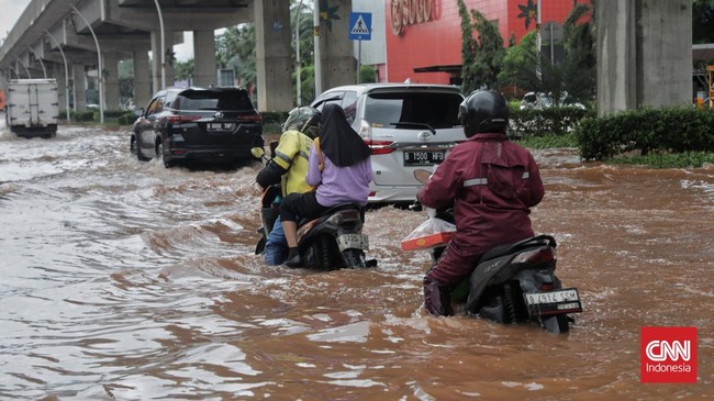 Sebanyak 35 RT di Jakarta tetap terendam banjir hingga Rabu (29/1) malam.