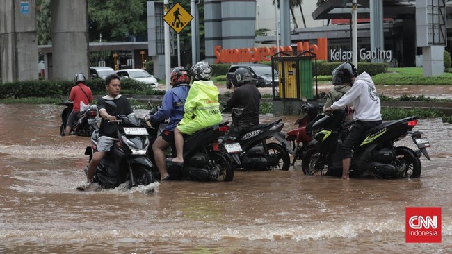 Wilayah terendam banjir di Jakarta sempat berkurang. Namun, bertambah jadi 32 RT pada Kamis siang akibat luapan Kali Ciliwung.