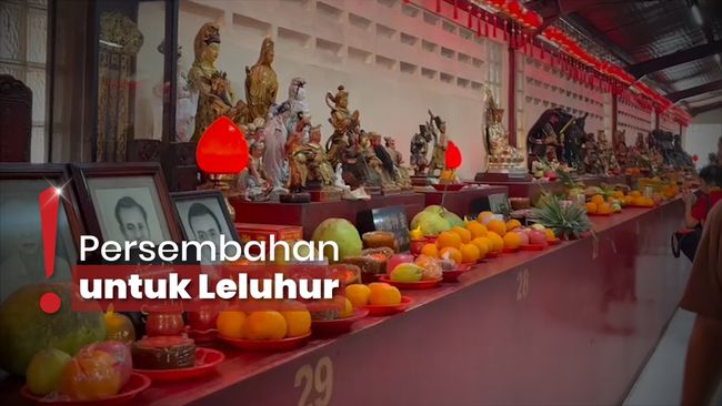 Hujan Tak Halangi Warga Sembahyang Imlek di Wihara Petak Sembilan