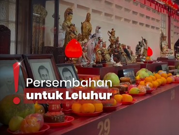 Hujan Tak Halangi Warga Sembahyang Imlek di Wihara Petak Sembilan