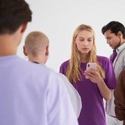 6 Kebiasaan Unik Orang yang Canggung dalam Kehidupan Sosial