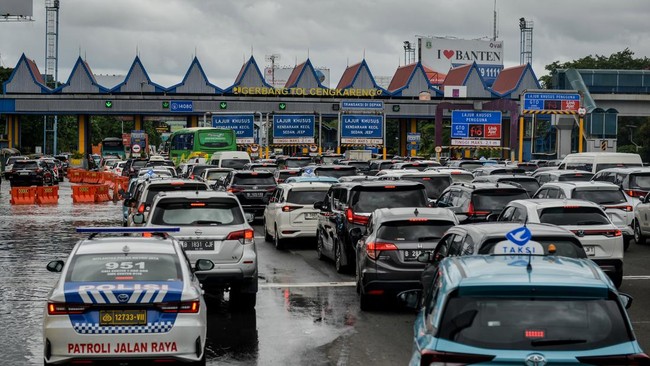 Banjir yang menggenangi ruas Jalan Tol Sedyatmo KM 26 arah Bandara Soekarno-Hatta berangsur surut. Lalu lintas kembali normal.