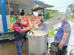 Kemensos Bangun Dapur Umum-Beri Bantuan Logistik ke Korban Banjir Mempawah