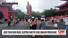 VIDEO: Imlek, Klenteng Sam Poo Kong Dibanjiri Pengunjung