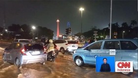 VIDEO: Nekat Terabas Banjir, Kendaraan Mati Mesin