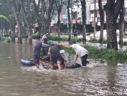 Cerita Tukang Parkir Beralih Jadi Ojek Getek di Tengah Banjir Kelapa Gading