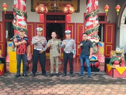 Ratusan Personel Polisi Amankan Klenteng Selama Imlek di Pasuruan