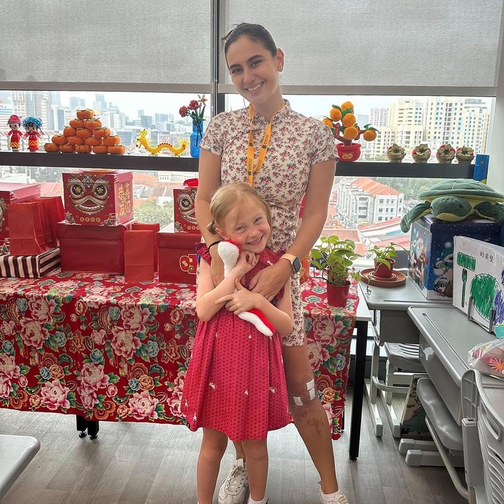 <p>Kedua putri cantik Marissa Nasution, Ollie dan Allie turut merayakan Imlek di sekolahnya, Bunda. Si Kecil bahkan memiliki boneka dengan lambang tahun baru kali ini, ular kayu. "<em>Gong Xi Fa Cai</em>," tulis Marissa pada unggahan tersebut. (Foto: Instagram: @marissaln)</p>