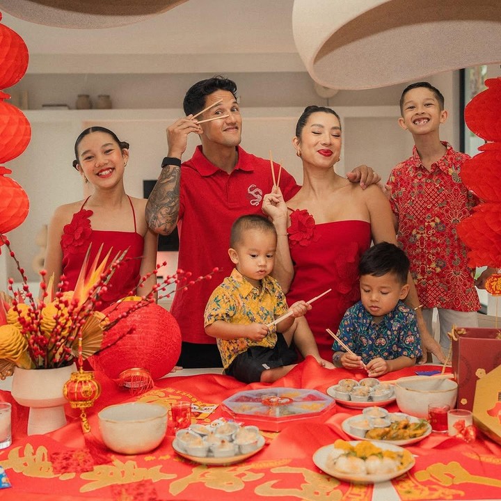 <p>Jennifer Bachidim dan keluarga turut merayakan Imlek dengan penuh keceriaan, Bunda. Si sulung Kiyomi pun mengenakan dress merah cantik kembaran dengan sang Bunda. "Selamat Tahun Baru Imlek. Semoga kamu sejahtera, berlimpah rezeki, dan tahun yang anggun dan bijaksana seperti ular kayu. Semoga Tahun Baru Imlek ini membawamu lebih dekat dengan impianmu dan mengisi hari-hari Anda dengan kebahagiaan. <em>GONG XI FA CAI,</em>" ungkap Jennifer dengan menyisipkan emotikon hati dan ular. (Foto: Instagram: @jenniferbachdim)</p>
