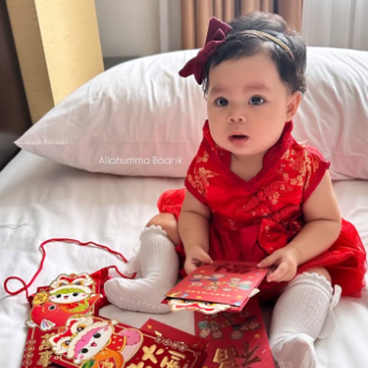 <p>Putri cantik Larissa Chou, Alesha, merayakan Imlek dengan mengenakan dress merah yang cantik. Gayanya semakin cantik dengan bando berpita merah. Dalam unggahan yang sama, terlihat Alesha memegang setumpukan angpao dengan gambar ular nih, Bunda. Gemas banget, ya! (Foto: Instagram: @larissachou)</p>