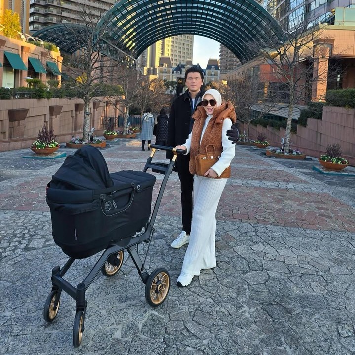<p>Penyanyi cantik Syahrini dan sang suami, Reino Barack, diketahui tengah pulang kampung ke Jepang. Tidak hanya berdua, mereka turut mengajak sang putri, Baby R. (Foto: Instagram: @princessyahrini)</p>