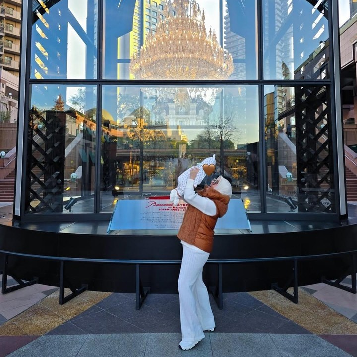 <p>Melihat dari laman Instagram-nya, Syahrini kerap mengajak Baby R jalan-jalan menikmati Kota Tokyo. Keduanya tampil <em>fashionable</em> meski dengan mantel tebal. (Foto: Instagram: @princessyahrini)</p>